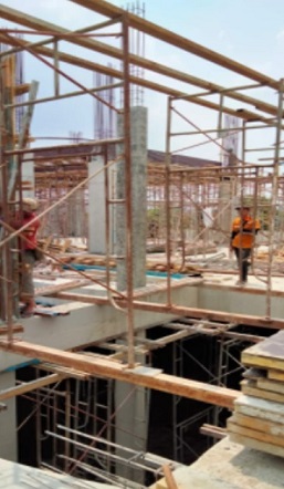 Pemasangan scaffolding pada konstruksi tangga